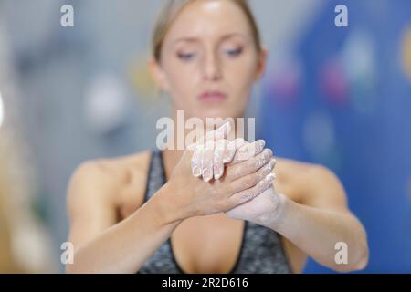 Close-up di scalatori mani con Chalk Foto Stock