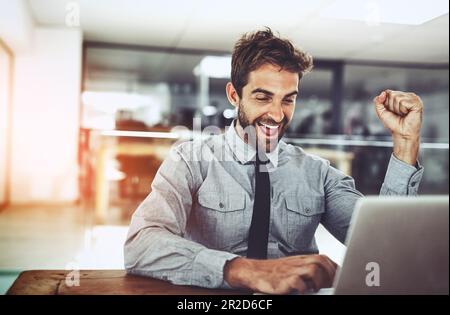 Uomo d'affari, pugno e festeggiamenti con notebook, vincita o promozione all'avvio con il volto eccitato. Giovane uomo d'affari, vincitore e festeggia con Foto Stock