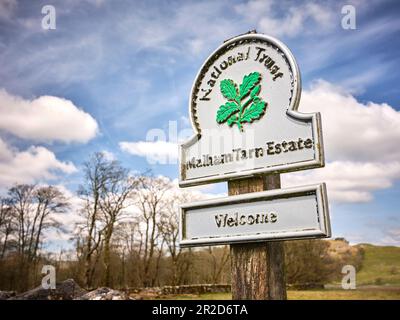 Cartello di benvenuto National Trust all'ingresso della Malham Tarn Estate. North Yorkshire Foto Stock