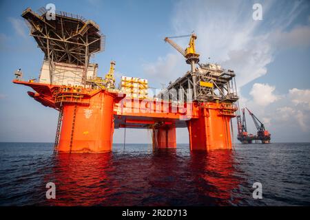 Piattaforma offshore in arrivo dal cantiere Foto Stock