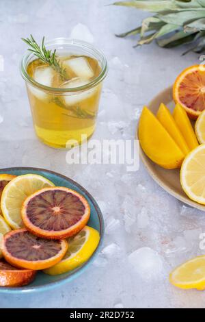 Un bicchiere di tè freddo con frutta fresca Foto Stock