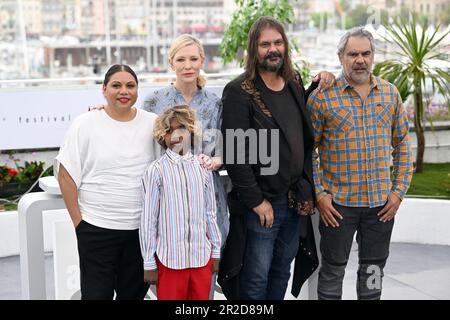 (Da sinistra a destra) Deborah Mailman, Assuan Reid, Cate Blanchett, Warwick Thornton e Wayne Blair partecipano alla fotocellula per il New Boy durante il Festival di Cannes 76th a Cannes, Francia. Data immagine: Venerdì 19 maggio 2023. Il credito fotografico dovrebbe essere: Doug Peters/PA Wire Foto Stock