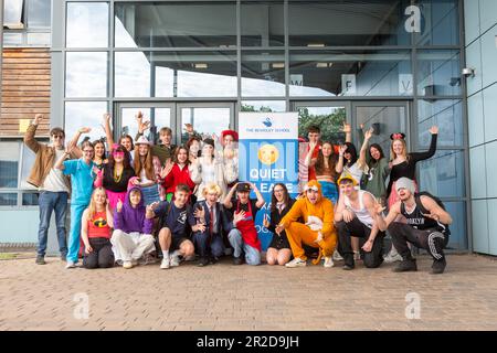 Bewdley, Worcs, Regno Unito. 19th maggio, 2023. Gli studenti della sesta forma alla scuola di Bewdley e della sesta forma a Bewdley, Worcestershire, celebrano l'ultima giornata a scuola vestendosi e divertendosi, anche se sono ancora seduti agli esami di livello A. Secondo i profili di grado DFE e OFQUAL per I Livelli A quest'anno tornerà al profilo di grado pre-pandemico 2019, e gli insegnanti ritorneranno agli standard 2019 come base per i gradi previsti. Credit: Peter Lopeman/Alamy Live News Foto Stock