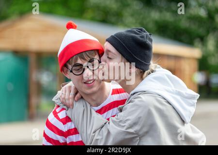 Bewdley, Worcs, Regno Unito. 19th maggio, 2023. Gli studenti della sesta forma William Murdoch e Evie Lambert alla Bewdley School e della sesta forma a Bewdley, Worcestershire, celebrano l'ultima giornata a scuola vestendosi e divertendosi, anche se sono ancora seduti agli esami di livello A. Secondo i profili di grado DFE e OFQUAL per I Livelli A quest'anno tornerà al profilo di grado pre-pandemico 2019, e gli insegnanti ritorneranno agli standard 2019 come base per i gradi previsti. Credit: Peter Lopeman/Alamy Live News Foto Stock