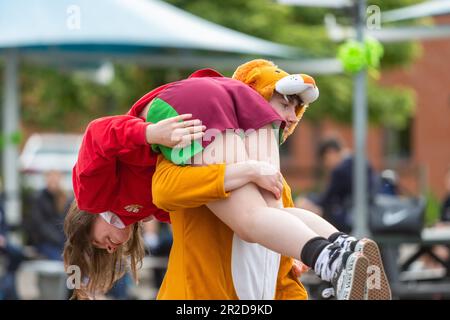 Bewdley, Worcs, Regno Unito. 19th maggio, 2023. Gli studenti della sesta forma alla scuola di Bewdley e della sesta forma a Bewdley, Worcestershire, celebrano l'ultima giornata a scuola vestendosi e divertendosi, anche se sono ancora seduti agli esami di livello A. Secondo i profili di grado DFE e OFQUAL per I Livelli A quest'anno tornerà al profilo di grado pre-pandemico 2019, e gli insegnanti ritorneranno agli standard 2019 come base per i gradi previsti. Credit: Peter Lopeman/Alamy Live News Foto Stock