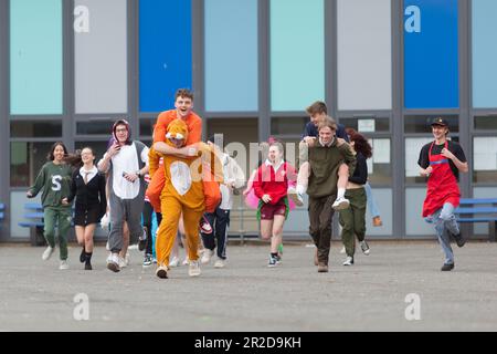 Bewdley, Worcs, Regno Unito. 19th maggio, 2023. Gli studenti della sesta forma alla scuola di Bewdley e della sesta forma a Bewdley, Worcestershire, celebrano l'ultima giornata a scuola vestendosi e divertendosi, anche se sono ancora seduti agli esami di livello A. Secondo i profili di grado DFE e OFQUAL per I Livelli A quest'anno tornerà al profilo di grado pre-pandemico 2019, e gli insegnanti ritorneranno agli standard 2019 come base per i gradi previsti. Credit: Peter Lopeman/Alamy Live News Foto Stock