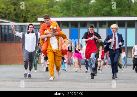 Bewdley, Worcs, Regno Unito. 19th maggio, 2023. Gli studenti della sesta forma alla scuola di Bewdley e della sesta forma a Bewdley, Worcestershire, celebrano l'ultima giornata a scuola vestendosi e divertendosi, anche se sono ancora seduti agli esami di livello A. Secondo i profili di grado DFE e OFQUAL per I Livelli A quest'anno tornerà al profilo di grado pre-pandemico 2019, e gli insegnanti ritorneranno agli standard 2019 come base per i gradi previsti. Credit: Peter Lopeman/Alamy Live News Foto Stock