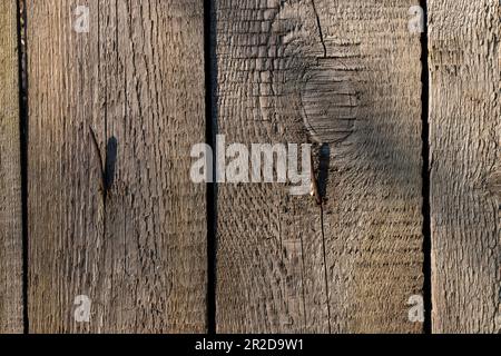 vecchio asse di legno con chiodi come sfondo Foto Stock
