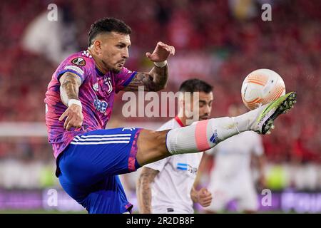 Siviglia, Spagna. 18th maggio, 2023. Leandro Paredes della Juventus visto durante la partita della UEFA Europa League tra il Sevilla FC e la Juventus all'Estadio Ramon Sanchez Pizjuan di Siviglia. (Photo Credit: Gonzales Photo/Alamy Live News Foto Stock