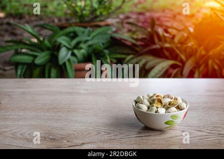 dadi in una tazza su un vecchio angolo di destra della tabella della grana di legno e prendere una vista di primo piano e pendenza, spazio di copia di sinistra per l'inserimento del testo, la foto è un paesaggio, e. Foto Stock