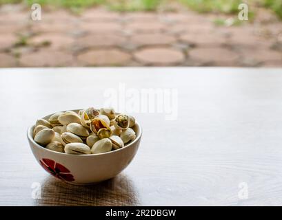 dadi in una tazza su un vecchio angolo sinistro della tabella della grana di legno e prendere una vista di primo piano e pendenza, copyspace destro per l'inserimento del testo, la foto è un paesaggio Foto Stock