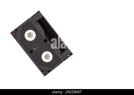 Le cassette per la registrazione di video 90s come film, giochi, canzoni, musica. primo piano, copiare lo spazio a destra per il disegno o il testo. nessuno, sfondo bianco Foto Stock