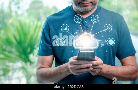 Tecnologia cloud. Memorizzazione dei dati. Server di rete e database di backup su concetto di servizio Internet. un uomo d'affari utilizza uno smartphone con un computer cloud Foto Stock