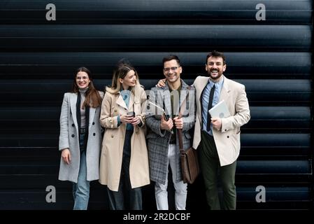 Gruppo eterogeneo di persone aziendali con tecnologia di navigazione, ricerca e lettura di report, dati o grafici online positivi sul notebook. Team di creativi m Foto Stock