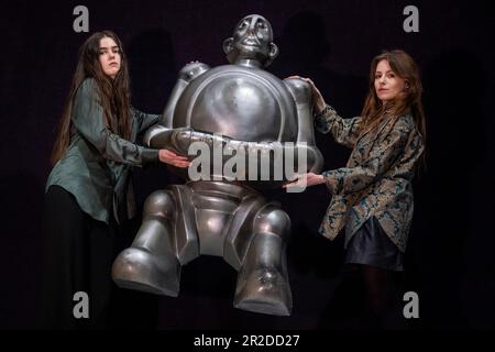 Londra. REGNO UNITO. 19 maggio 2023. I membri dello staff presentano il modello promozionale di "Frank The Robot", di proprietà personale di Freddie Mercury, dell'album News of the World, 1977 (Est. £3.000 - £ 5.000) in anteprima alla vendita di Bonhams Rock, Pop & Film che si svolge a Bonhams Knightsbridge il 23 maggio. Credit: Stephen Chung / Alamy Live News Foto Stock