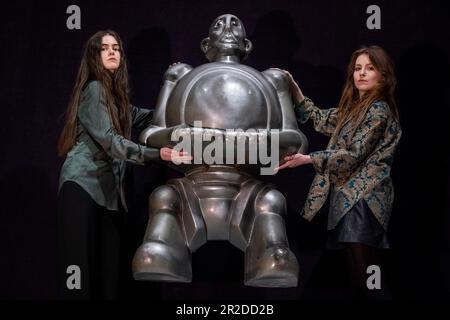 Londra. REGNO UNITO. 19 maggio 2023. I membri dello staff presentano il modello promozionale di "Frank The Robot", di proprietà personale di Freddie Mercury, dell'album News of the World, 1977 (Est. £3.000 - £ 5.000) in anteprima alla vendita di Bonhams Rock, Pop & Film che si svolge a Bonhams Knightsbridge il 23 maggio. Credit: Stephen Chung / Alamy Live News Foto Stock