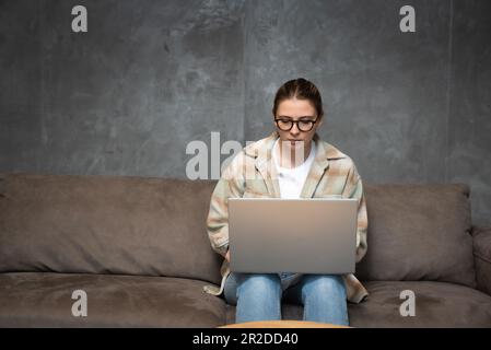 Giovane donna freelance esperto webmaster web designer e sviluppatore che lavorano da casa su un nuovo sito web di marketing per migliorare i clienti expe Foto Stock