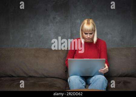 Giovane donna freelance esperto webmaster web designer e sviluppatore che lavorano da casa su un nuovo sito web di marketing per migliorare i clienti expe Foto Stock