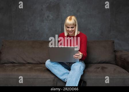 Giovane donna freelance esperto webmaster web designer e sviluppatore che lavorano da casa su un nuovo sito web di marketing per migliorare i clienti expe Foto Stock