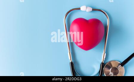 29 settembre 2022, World Heart Day è una consapevolezza medico di cardiologia aiutare cura del paziente sangue donare concetto, cuore rosso su uno sfondo blu e spazio copia, Foto Stock