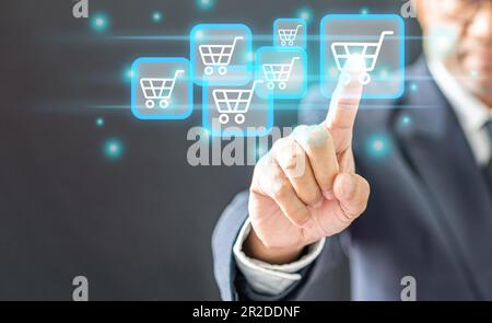 uomo d'affari toccare pulsante simbolo carrello commerciale on-line concetto, uomo persona proprietario business vestire il dito fare clic icona sullo schermo virtuale per connettersi Foto Stock