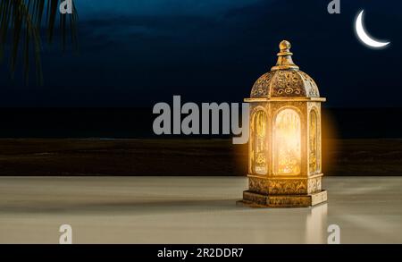 Lanterne arabe decorate con candele accese di notte su un tavolo di legno musulmano Ramadan Kareem. Copiare lo spazio a sinistra per il design o il contenuto. cielo, luna, un Foto Stock