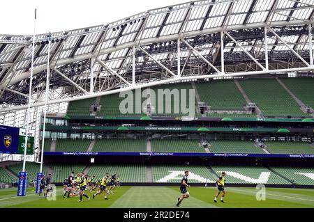 I giocatori di Leinster durante la corsa del capitano all'Aviva Stadium, Dublino. Data immagine: Venerdì 19 maggio 2023. Foto Stock