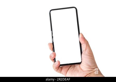 Primo piano, mano di messa a fuoco selettiva e solitaria che tiene in mano uno smartphone con uno schermo bianco e su uno sfondo bianco, concetto, tecnologia, comunicazione, online, Foto Stock