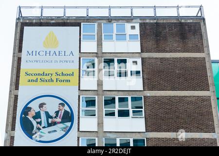 Michaela Community School, Wembley, Brent, Regno Unito. 18th maggio 2023. Foto esterne della Michaela Community School. Katharine Birbalsingh, capo della Michaela Community School di Wembley, in un discorso tenuto alla conferenza nazionale sul conservatorismo ha attaccato le scuole private per essere più “svegliate” rispetto ai fornitori statali, e ha affermato che i bambini di alcune scuole possono indossare orecchie e code perché “si identificano come gatti”. Foto di Amanda Rose/Alamy Live News Foto Stock