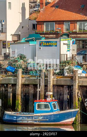 Piccola barca da pesca nel porto di Scarborough sulla costa del Mare del Nord dello Yorkshire del Nord, Inghilterra Foto Stock