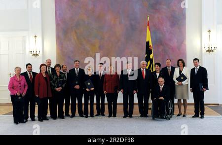 FOTO D'ARCHIVIO: Il DOCUP avrà 160 anni il 23 maggio 2023, da sinistra il Ministro federale della ricerca Annette SCHAVAN (CDU), il Ministro federale dell'ambiente Sigmar GABRIEL (DOCUP), il Ministro degli aiuti allo sviluppo Heidemarie WIECZOREK-ZEUL (DOCUP), il Ministro federale dei trasporti Wolfgang TIEFENSEE (DOCUP), il Ministro federale della sanità Ulla SCHMIDT (DOCUP), Ministro federale del lavoro OLAF SCHOLZ (DOCUP), Ministro federale della difesa Franz-Josef JUNG (CSU), Ministro federale della famiglia Ursula VON DER LEYEN (CDU), Ministro della cancelleria Thomas de MAIZIERE (CDU), Cancelliere federale Angela MERKEL (CDU), Presidente federale Horst KOEHLER, F Foto Stock