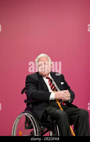 FOTO DI ARCHIVIO: The SPD turns 160 on May 23, 2023, Helmut SCHMIDT (politico SPD, ex cancelliere) SPD - Federal Party Congress in Berlin, Germany on 04.12.2011 ?SVEN SIMON#Prinzess-Luise-Strasse 4179 Muelheim/R uhr #tel. 0208/9413250#fax. 0208/9413260#GLSB bank, conto n.: 4030 025 100, BLZ 430 609 67# www.SvenSimon.net. Foto Stock