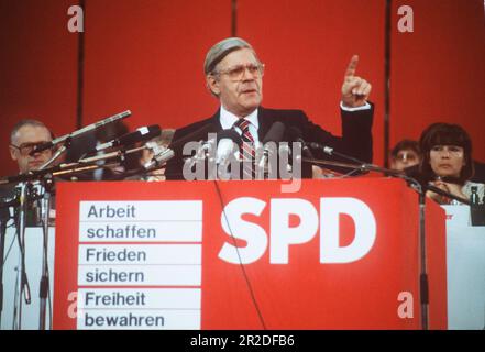 FOTO DI ARCHIVIO: Il SPD compie 160 anni il 23 maggio 2023, POLITICA: Helmut SCHMIDT, Germania, politico, SPD, alla leggio, formato paesaggio ?SVEN SIMON#Huyssenallee 40-42 #45128 Essen#tel.0201/234556 fax:0201/ 234539 conto 1428150 Commerzbank Essen BLZ 36040039. Foto Stock