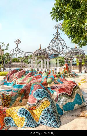 Fontana in stile Gaudi presso la passeggiata Merlion sull'Isola di Sentosa, Singapore Foto Stock