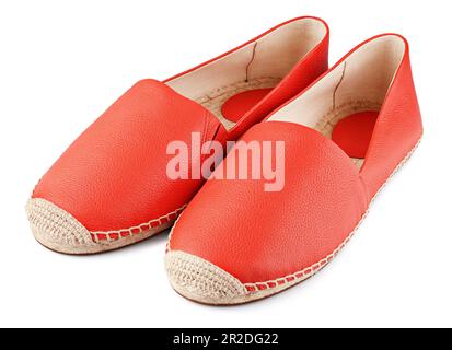 Espadrille in pelle rossa senza lacci isolati su sfondo bianco con percorso di ritaglio. Profondità di campo completa Foto Stock