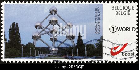 Atomium, simbolo di Bruxelles sul francobollo belga Foto Stock