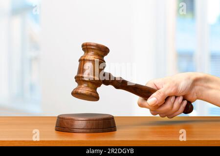 Someones mano azienda diritto in legno martello Foto Stock
