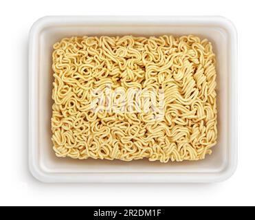 Spaghetti istantanei in piastra di plastica bianca o contenitore per alimenti in polistirolo isolato su sfondo bianco con percorso di ritaglio Foto Stock