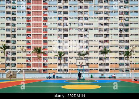 Hong Kong SAR, Cina - Aprile 2023: Choi Hung Estate e campi da pallacanestro, facciate colorate di un denso alloggio pubblico a Kowloon Foto Stock