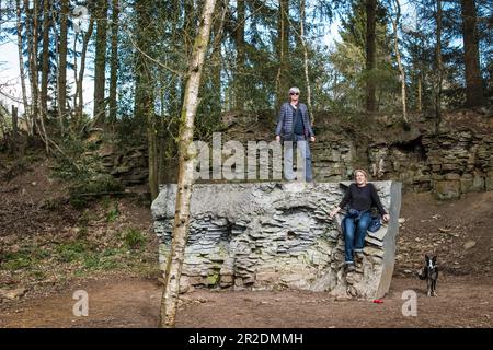 L'eco di Annie Cattrell risponde alla storia geologica della foresta, Sculpture Park in the of Forest of Dean, coppia attiva, Gloucestershire Foto Stock