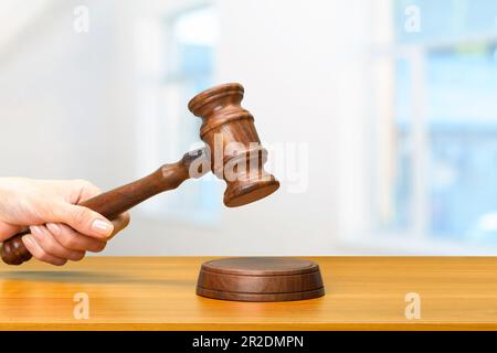 Someones mano azienda diritto in legno martello Foto Stock