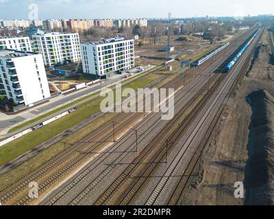 Fotografia aerea dall'alto verso il basso del mozzo del trasporto ferroviario che mostra i diversi treni parcheggiati l'uno accanto all'altro sulle rotaie Foto Stock