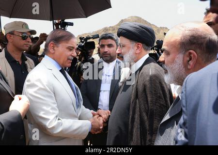 Pishin, Pishin, Pakistan. 18th maggio, 2023. Il presidente iraniano EBRAHIM RAISI e il primo ministro pakistano SHAHBAZ SHARIF durante l'inaugurazione del mercato di frontiera nella città di confine di Pishin, confine tra Pakistan e Iran, 18 maggio 2023. Secondo l'ufficio presidenziale iraniano Iran e Pakistan, hanno inaugurato il primo mercato al loro confine e un accordo per il commercio di elettricità. (Credit Image: © Iranian Presidency via ZUMA Press Wire) SOLO PER USO EDITORIALE! Non per USO commerciale! Foto Stock