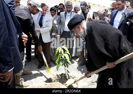 Pishin, Pishin, Pakistan. 18th maggio, 2023. Il presidente iraniano EBRAHIM RAISI e il primo ministro pakistano SHAHBAZ SHARIF durante l'inaugurazione del mercato di frontiera nella città di confine di Pishin, confine tra Pakistan e Iran, 18 maggio 2023. Secondo l'ufficio presidenziale iraniano Iran e Pakistan, hanno inaugurato il primo mercato al loro confine e un accordo per il commercio di elettricità. (Credit Image: © Iranian Presidency via ZUMA Press Wire) SOLO PER USO EDITORIALE! Non per USO commerciale! Foto Stock