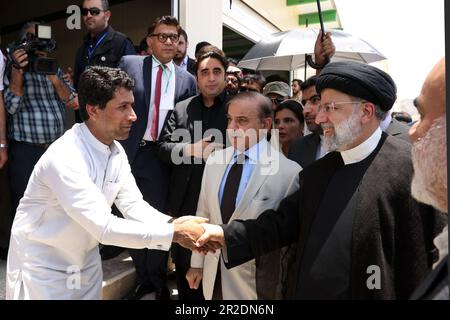 Pishin, Pishin, Pakistan. 18th maggio, 2023. Il presidente iraniano EBRAHIM RAISI e il primo ministro pakistano SHAHBAZ SHARIF durante l'inaugurazione del mercato di frontiera nella città di confine di Pishin, confine tra Pakistan e Iran, 18 maggio 2023. Secondo l'ufficio presidenziale iraniano Iran e Pakistan, hanno inaugurato il primo mercato al loro confine e un accordo per il commercio di elettricità. (Credit Image: © Iranian Presidency via ZUMA Press Wire) SOLO PER USO EDITORIALE! Non per USO commerciale! Foto Stock