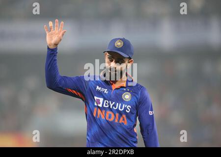 Virat Kohli ai tifosi durante la terza partita Internazionale di un giorno (ODI) del Bangladesh-India allo Stadio Zahur Ahmed Chowdhury, Sagorika, Chattogr Foto Stock