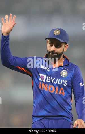 Virat Kohli ai tifosi durante la terza partita Internazionale di un giorno (ODI) del Bangladesh-India allo Stadio Zahur Ahmed Chowdhury, Sagorika, Chattogr Foto Stock