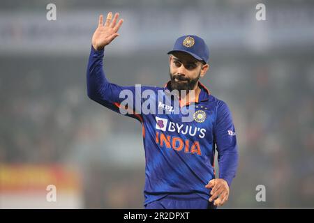 Virat Kohli ai tifosi durante la terza partita Internazionale di un giorno (ODI) del Bangladesh-India allo Stadio Zahur Ahmed Chowdhury, Sagorika, Chattogr Foto Stock