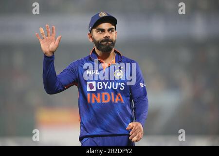 Virat Kohli ai tifosi durante la terza partita Internazionale di un giorno (ODI) del Bangladesh-India allo Stadio Zahur Ahmed Chowdhury, Sagorika, Chattogr Foto Stock