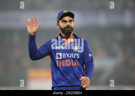 Virat Kohli ai tifosi durante la terza partita Internazionale di un giorno (ODI) del Bangladesh-India allo Stadio Zahur Ahmed Chowdhury, Sagorika, Chattogr Foto Stock